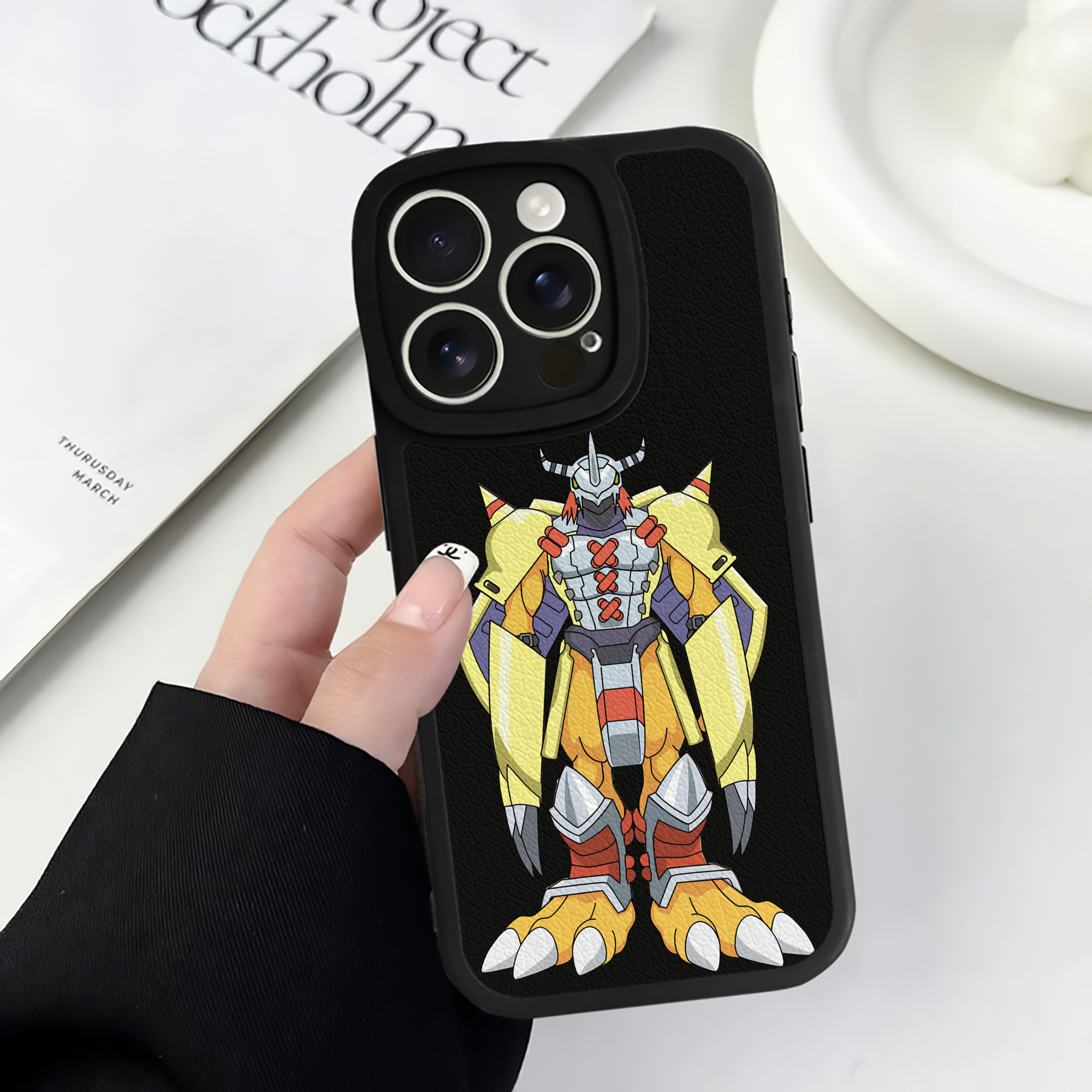 （画像用） Digimon デジタルモンスター/デジモン 【iPhone 16シリーズ対応】シリコンスマホケース（レザー調） 材質：シリコン